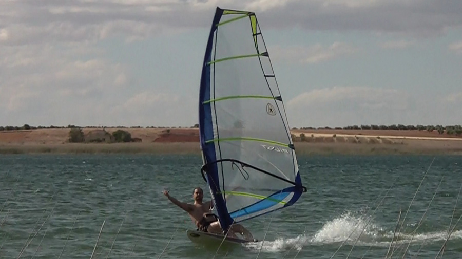 Windsurfista endémico de la playa manchega 45r.jpg